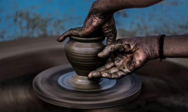Comment concevoir un atelier de poterie virtuel pour débutants?